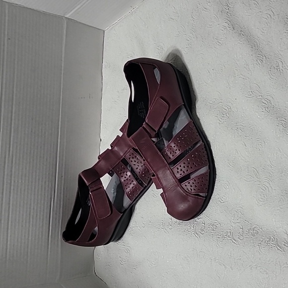 Prope't Women's Plum Leather Flats Size 8 W D - Picture 1 of 8